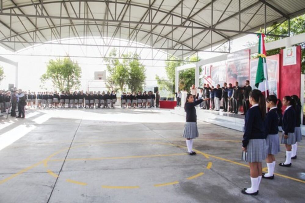 Pineda otorga apoyos en telesecundaria