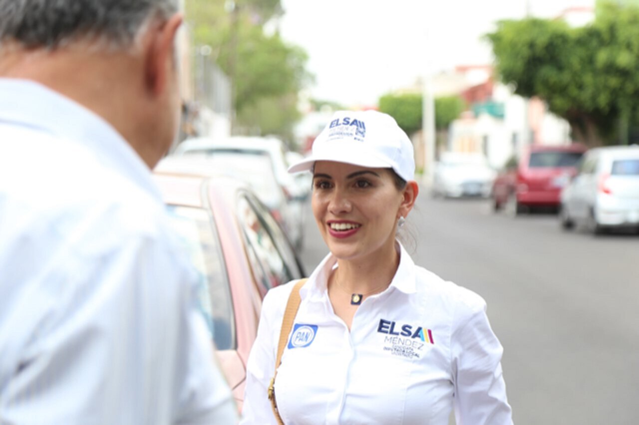 Elsa Méndez visita colonos de Jardines de la Hacienda