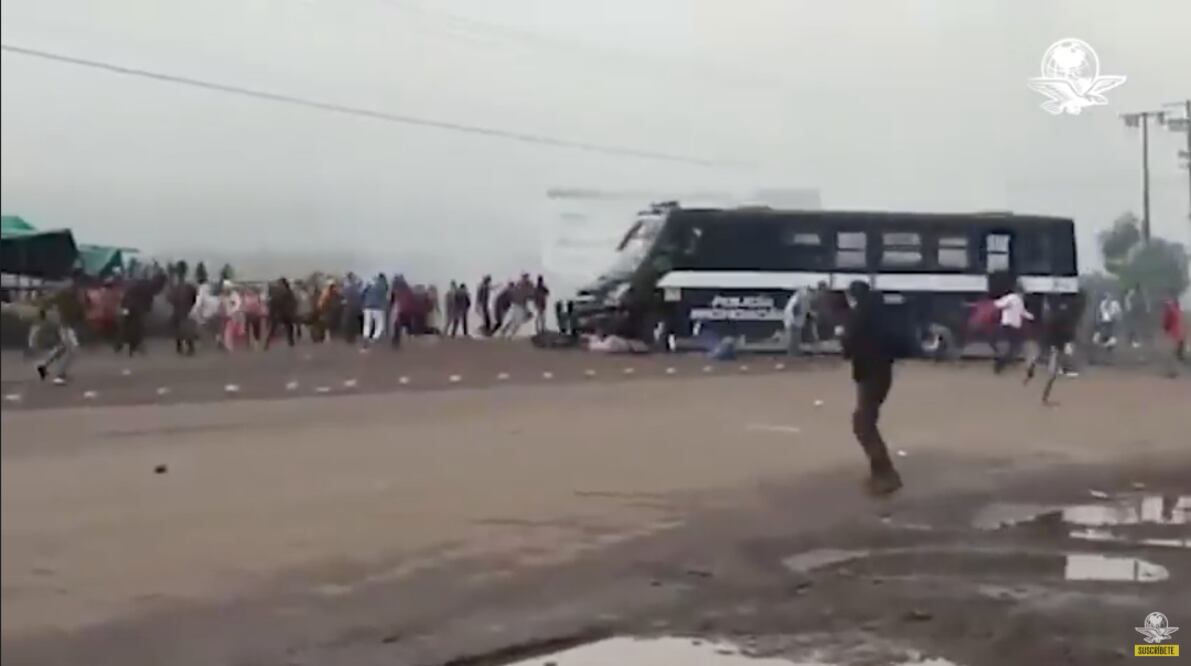 Camión policial embiste a normalistas en Michoacán, video