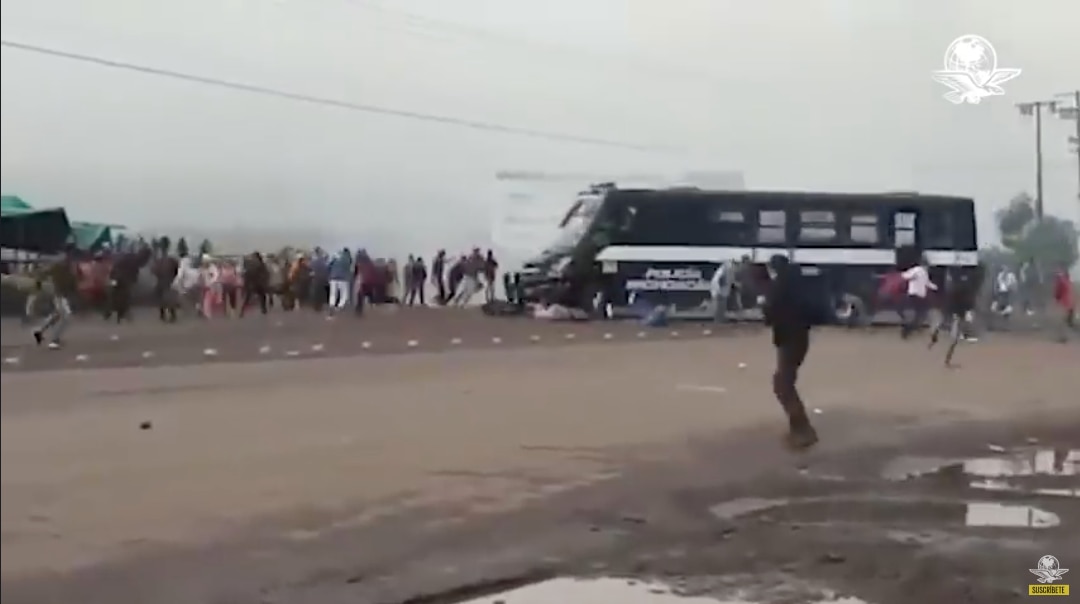 Camión policial embiste a normalistas en Michoacán, video