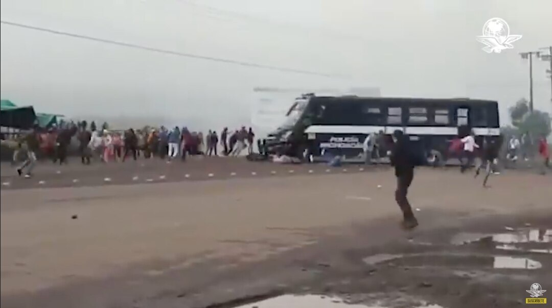 Camión policial embiste a normalistas en Michoacán, video