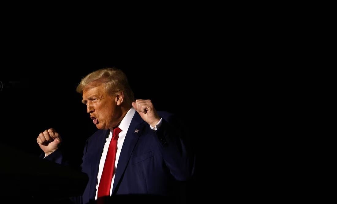 El expresidente estadounidense Donald Trump, durante un mitin de campaña en el estadio Ted Hendricks en Henry Milander Park el 8 de noviembre de 2023 en Hialeah, Florida. Foto: AFP