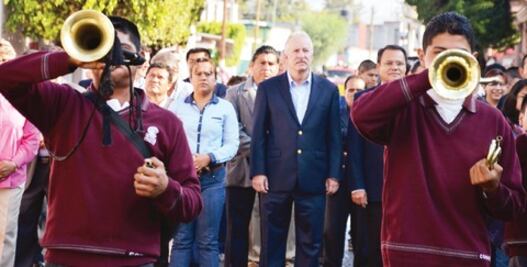 Asisten 3 mil a desfile en El Marqués