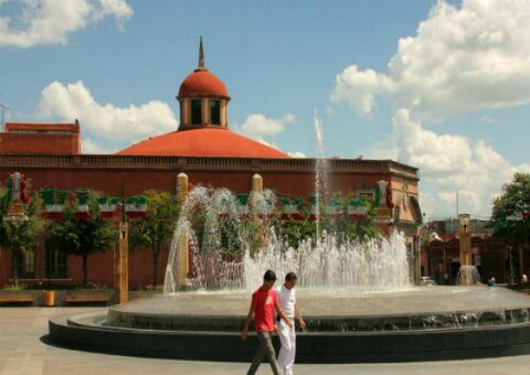 Colocan adornos patrios 