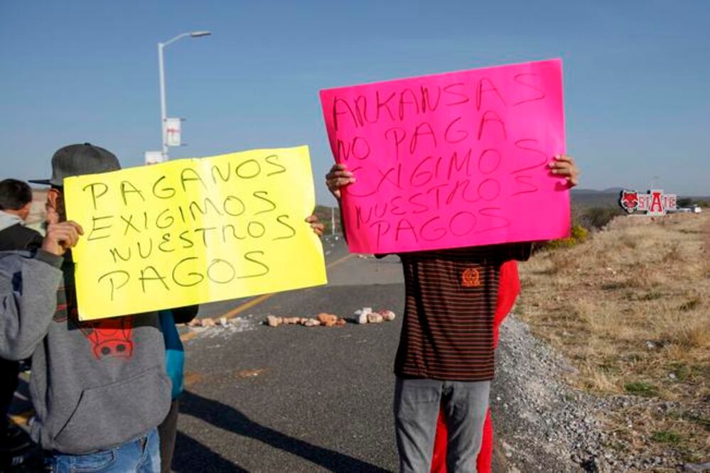 Ayer protestaron en el acceso principal de la universidad. Reclaman un presunto adeudo de salarios. (RICARDO LUGO. EL UNIVERSAL)