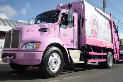 Pintan de rosa camiones para concientizar sobre el cáncer de mama en Querétaro 