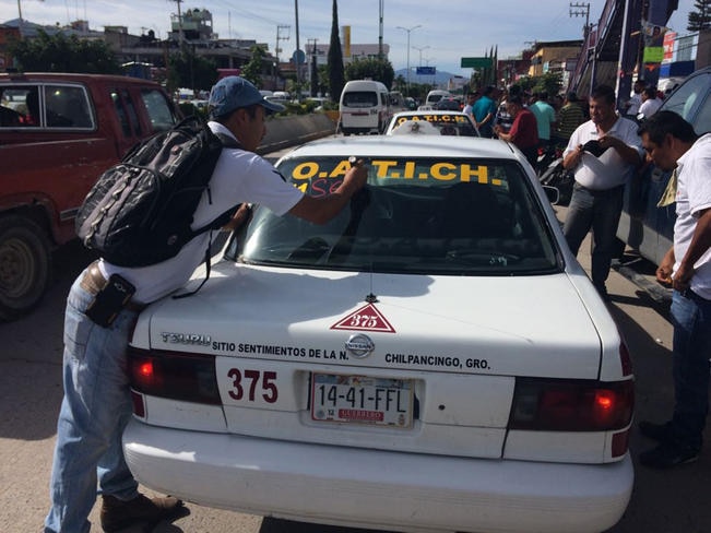 Sin seguridad, taxistas amagan con parar servicio