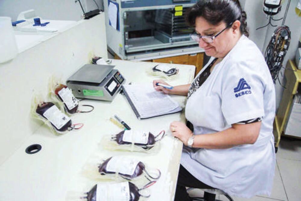  Funcionaria del CETS exhorta a donar sangre