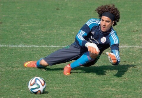 Liverpool pugna por Memo Ochoa