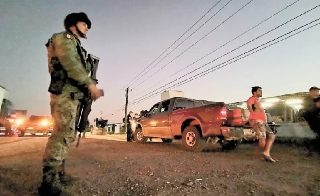 Los 197 fusileros paracaidistas del Ejército, que el pasado domingo arribaron a Culiacán para participar en tareas de seguridad, fueron desplegados en puntos de revisión instalados en las entradas y salidas de la ciudad. FOTOS: CORTESÍA