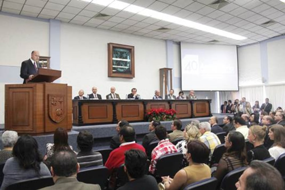 Calzada destaca labor de la UAQ