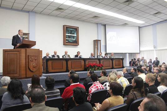 Calzada destaca labor de la UAQ