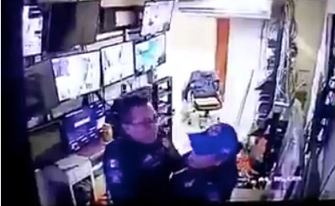 Suspenden a dos policías por tener sexo en lugar de vigilar; los graban en video