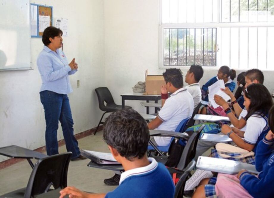 Jóvenes inician actividad escolar