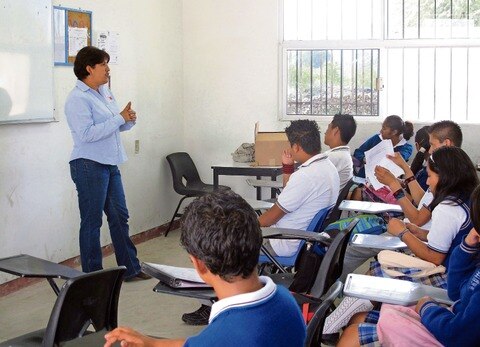 Jóvenes inician actividad escolar