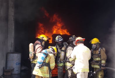 Arde bodega de PVC en Peñuelas