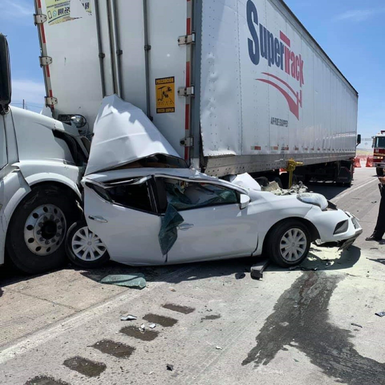 Automóvil queda prensado entre dos tráileres en la autopista México-Querétaro