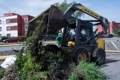 Limpieza total. Dan mantenimiento a dren Vía Láctea para evitar inundaciones