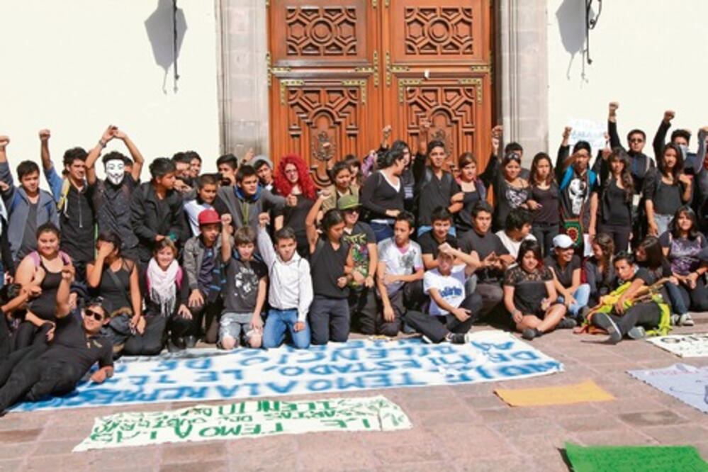 Alumnos del Conalep marchan por normalistas