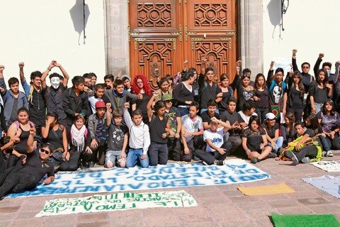 Alumnos del Conalep marchan por normalistas