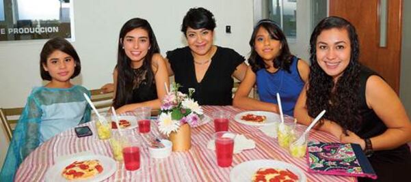 Se visten de princesas con niñas