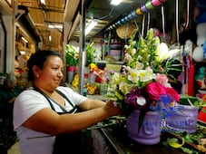 Entre rosas del mercado de La Cruz florece el cariño para mamá