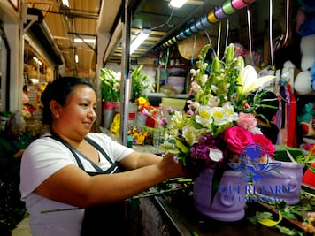 Entre rosas del mercado de La Cruz florece el cariño para mamá