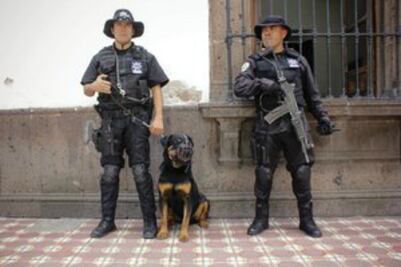 Descartan alza salarial a policías