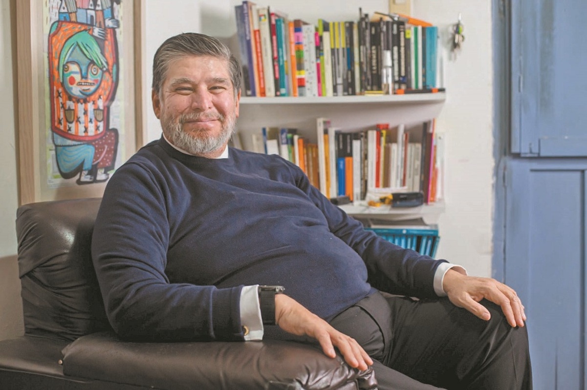 Carlos Peñafiel defiende a Sinuhé Piedragil frente a acusaciones de traición por parte de Morena