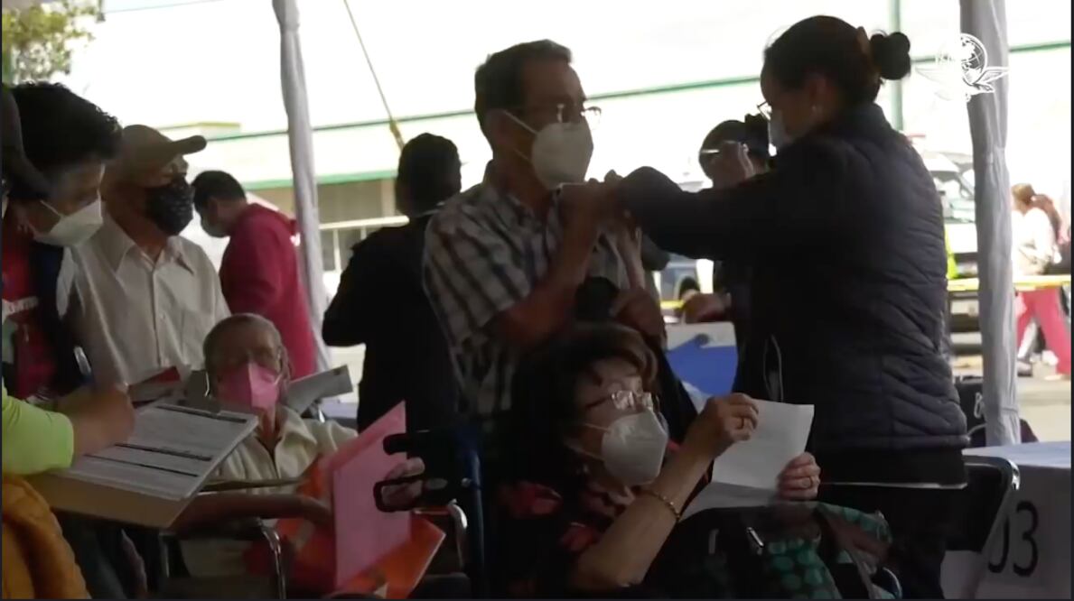 Abuelita pide ayuda en centro de vacunación antiCovid; acusa violencia con nota a enfermera