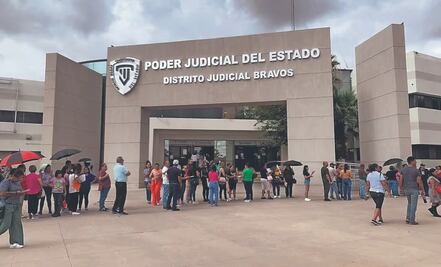 Familias buscan a sus muertos entre los 383 cuerpos hallados en crematorio de Chihuahua; hacen fila durante horas