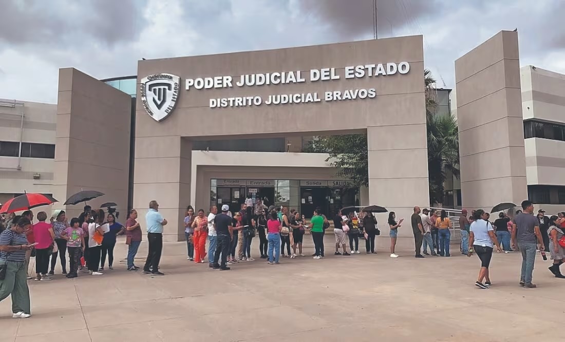 Familias buscan a sus muertos entre los 383 cuerpos hallados en crematorio de Chihuahua; hacen fila durante horas