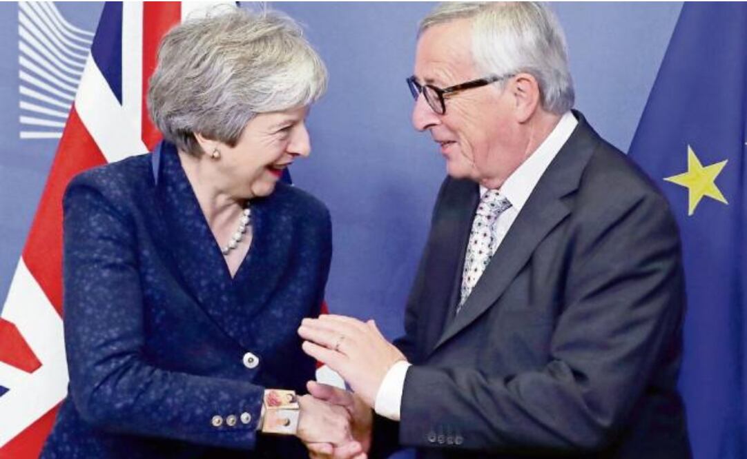 Diálogo. La primera ministra británica, Theresa May, se reunió con el presidente de la Comisión Europea, Jean-Claude Juncker. (YVES HERMAN. REUTERS)