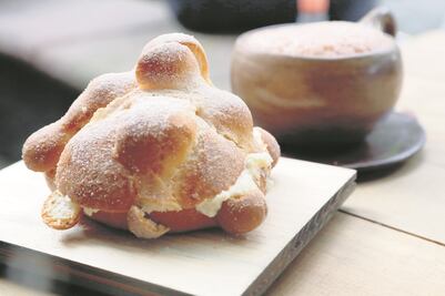 En pleno julio, panadería comienza la venta de pan de muerto
