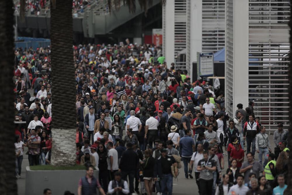 Largas filas se formaron desde temprano en el AHR. (ALEJANDRO ACOSTA. EL UNIVERSAL)