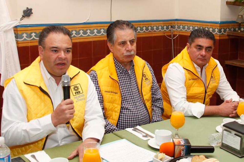 Jesús Ortega (centro) resaltó el papel que han tenido los candidatos ciudadanos en Por México al frente, donde 30% no militan en ningún partido