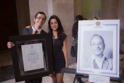 Entrega de preseas y homenajes