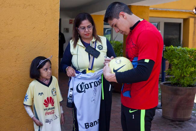 María Pura Porras Gómez le obsequió al portero suplente del América una playera del Hombre Araña, con la que busca que el potosino tenga suerte y con sus lances mantenga el arco en ceros (CRISTOPHER ROGEL BLANQUET)