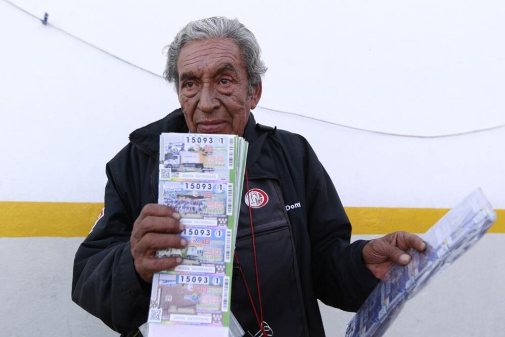 Con 73 años de edad Jorge continúa con la tradicional venta de cachitos de lotería en el mercado de La Cruz, donde sus clientes ya lo reconocen, algunos de ellos han logrado obtener grandes premios en este juego de suerte.