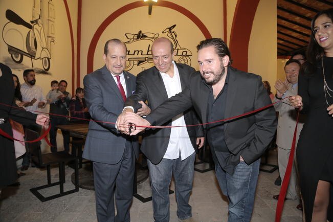 Con el corte de listón, la “patada de la suerte” a esta nueva Trattoria dentro del Hotel Misión Juriquilla (GONZALO IBAÑEZ. EL UNIVERSAL)