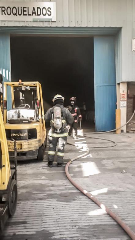 Desalojan a 130 personas por un incendio en parque industrial Benito Juárez