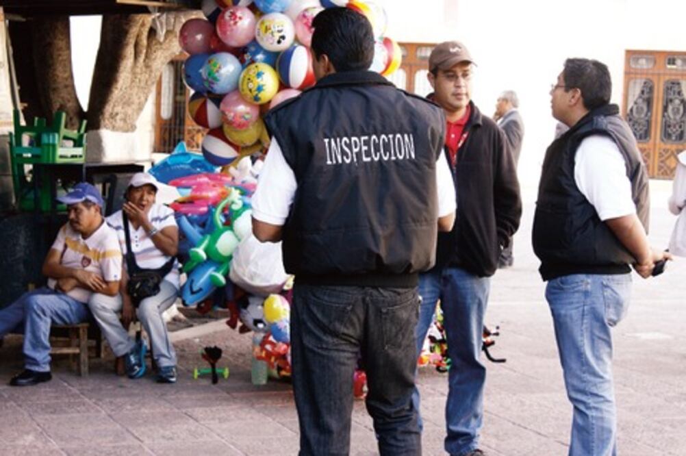 Decomisan a 10 ambulantes productos alusivos al Mundial 