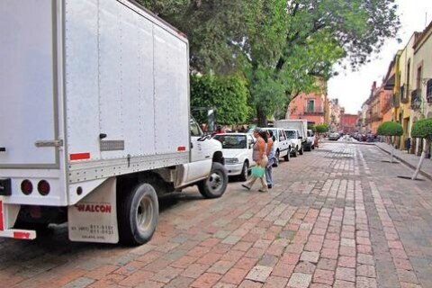 Ordenan estacionamientos y valet 