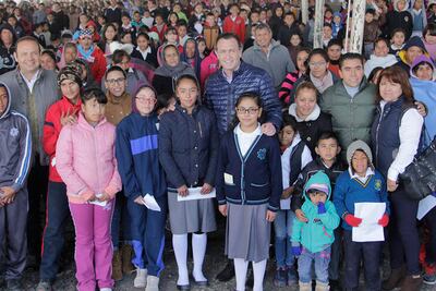 Entregan becas a estudiantes destacados en Corregidora