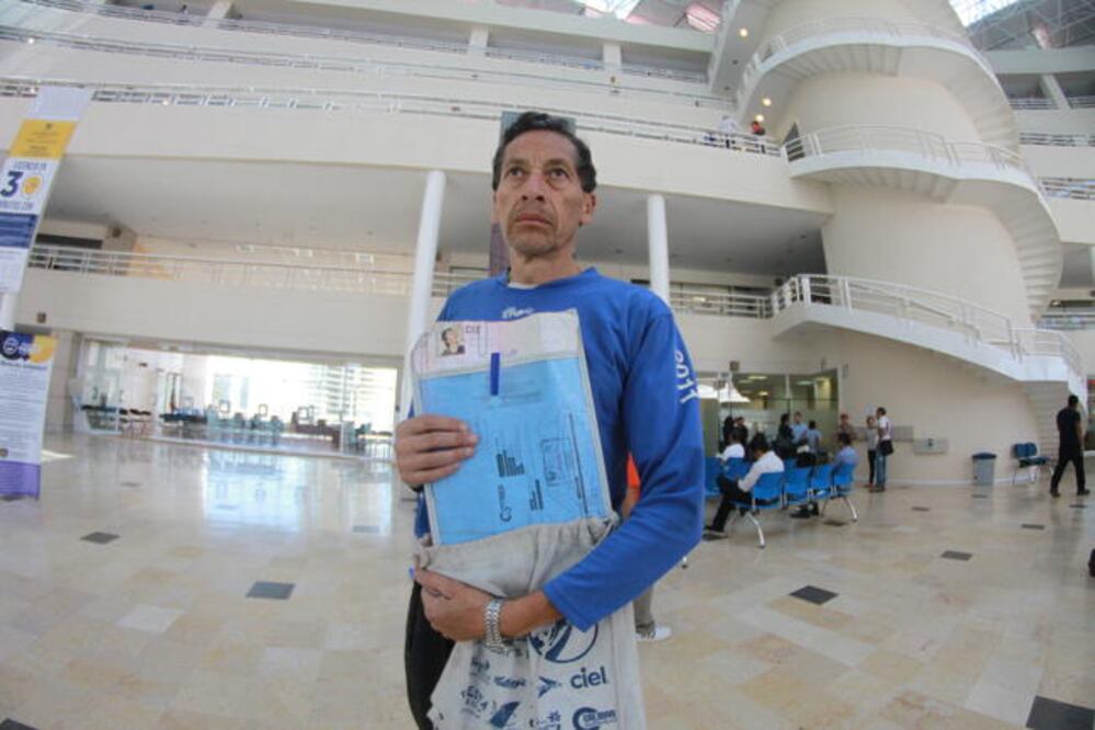 Marco dice que la venta de ropa deportiva les permite subsistir a él y a sus dos hijos. Uno tiene sindrome de Down y aunque dice que goza de buena salud, requiere llevarlo a consultas médicas especializadas. (CÉSAR GÓMEZ. EL UNIVERSAL)