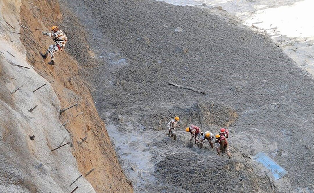 Al menos 9 muertos y 150 desaparecidos tras avalancha en la India