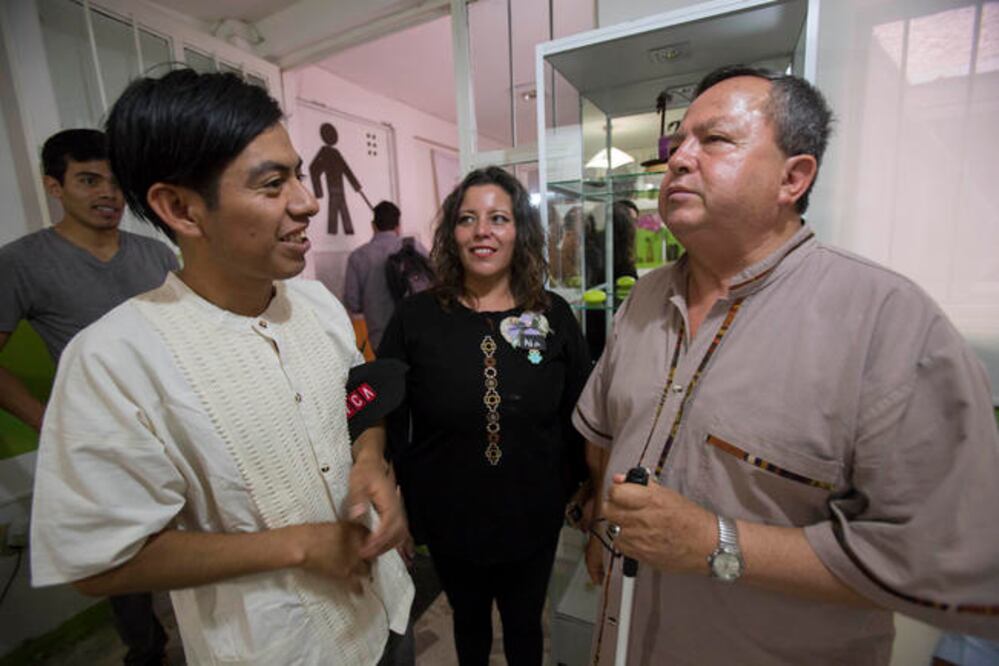 El muralista Joel Merino (izq.), quien tiene deficiencia visual, dice que su trabajo es una muestra en agradecimiento a la institución que apoya a discapacitados. (DEMIAN CHÁVEZ. EL UNIVERSAL)