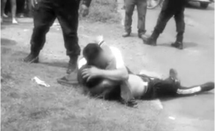 Hombre llora por muerte de presunto ladrón abatido en Ecatepec; era su hijo
