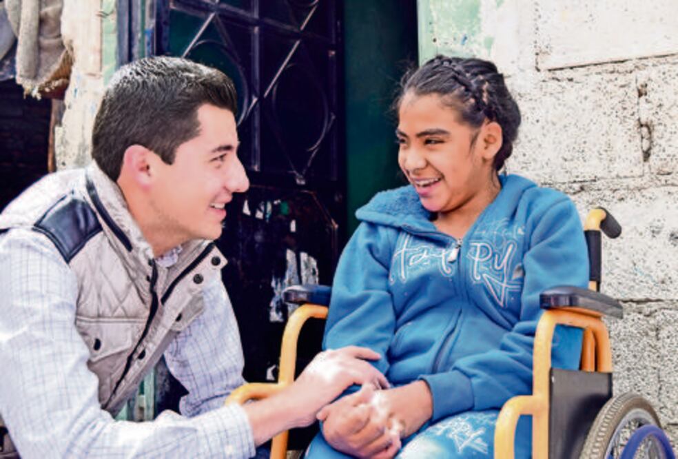 Diputado entrega apoyos ortopédicos