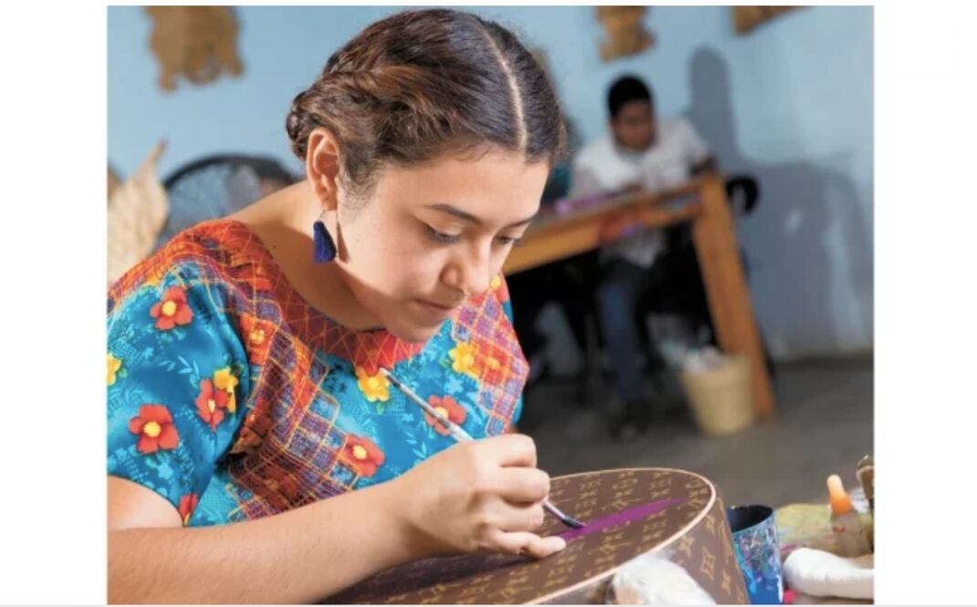 Artesanos de la Casa Don Juan intervendrán una selección de baúles. Foto: CORTESÍA LOUIS VUITTON